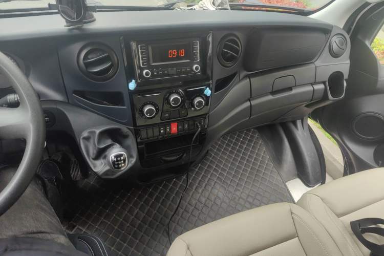 Used Iveco Eurocargo 2021 2.0T Manual Super-Rui Short Wheelbase Low-Roof Side-Hinged Door F1A Audio And AC Panel