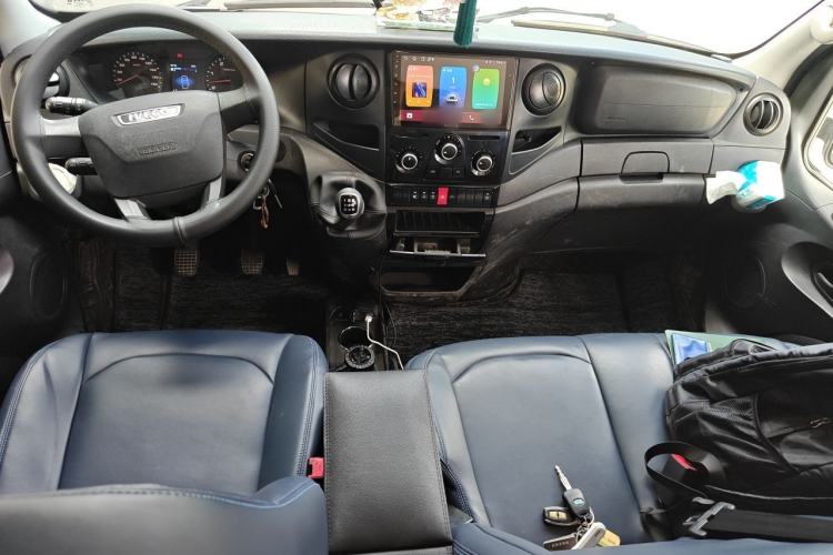 Used Iveco Eurocargo 2021 2.0T Manual Super-Rui Short Wheelbase Low-Roof Side-Hinged Door F1A Center Console