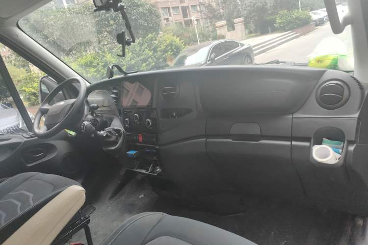 Used Iveco Eurocargo 2021 2.0T Manual Super Rui Long Wheelbase Short Overhang High Roof Side-Sliding Door F1A Center Console