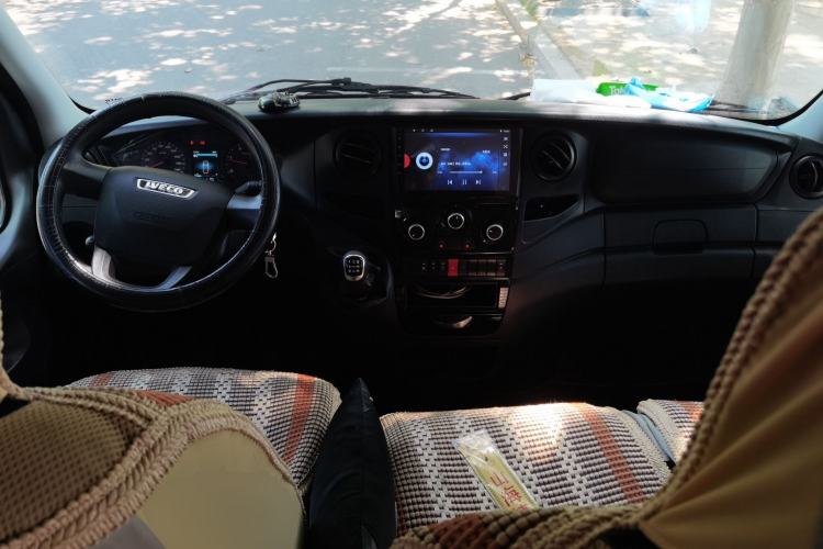 Used Iveco Eurocargo 2021 2.0T Manual Super Rui Short Wheelbase Low-Roof Manual Door F1A Center Console