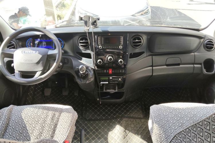 Used Iveco Eurocargo 2021 2.0T Manual Super Rui Long Wheelbase Short Overhang High Roof Side-Sliding Door F1A Center Console