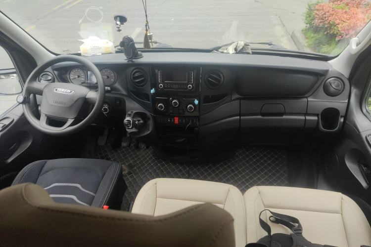 Used Iveco Eurocargo 2021 2.0T Manual Super-Rui Short Wheelbase Low-Roof Side-Hinged Door F1A Center Console