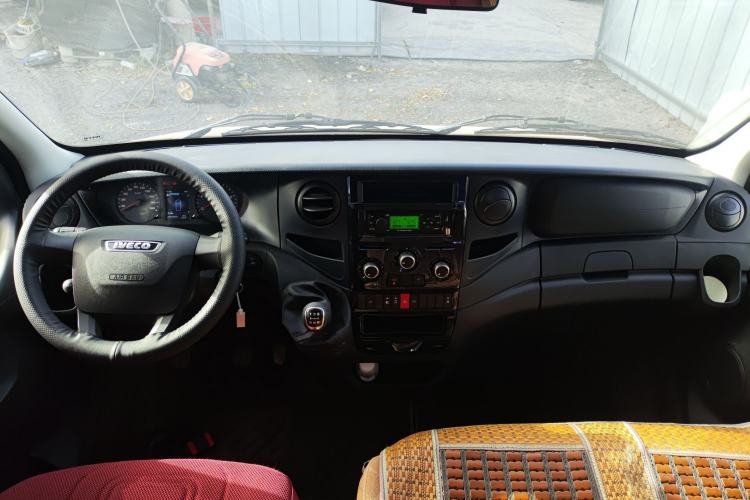 Used Iveco Eurocargo 2021 2.0T Manual Super-Rui Short Wheelbase High-Roof Side-Sliding Door F1A Center Console