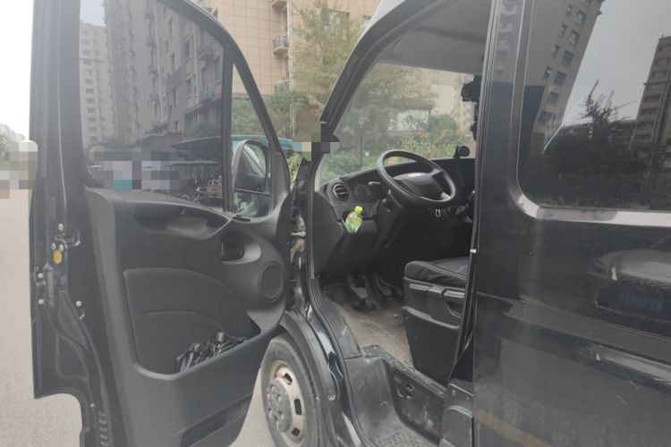 Used Iveco Eurocargo 2021 2.0T Manual Super Rui Long Wheelbase Short Overhang High Roof Side-Sliding Door F1A Driver Seat