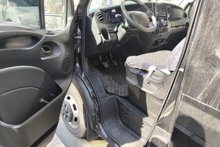 Used Iveco Eurocargo 2021 2.0T Manual Super Rui Long Wheelbase Short Overhang High Roof Side-Sliding Door F1A Driver Seat