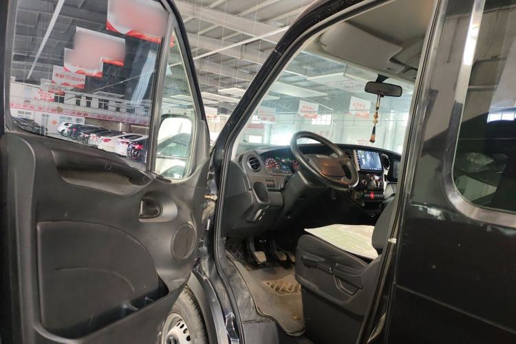 Used Iveco Eurocargo 2021 2.0T Manual Super-Rui Short Wheelbase Low-Roof Side-Hinged Door F1A Driver Seat