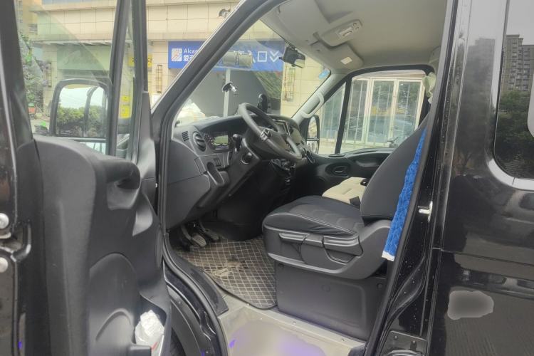 Used Iveco Eurocargo 2021 2.0T Manual Super-Rui Short Wheelbase Low-Roof Side-Hinged Door F1A Driver Seat