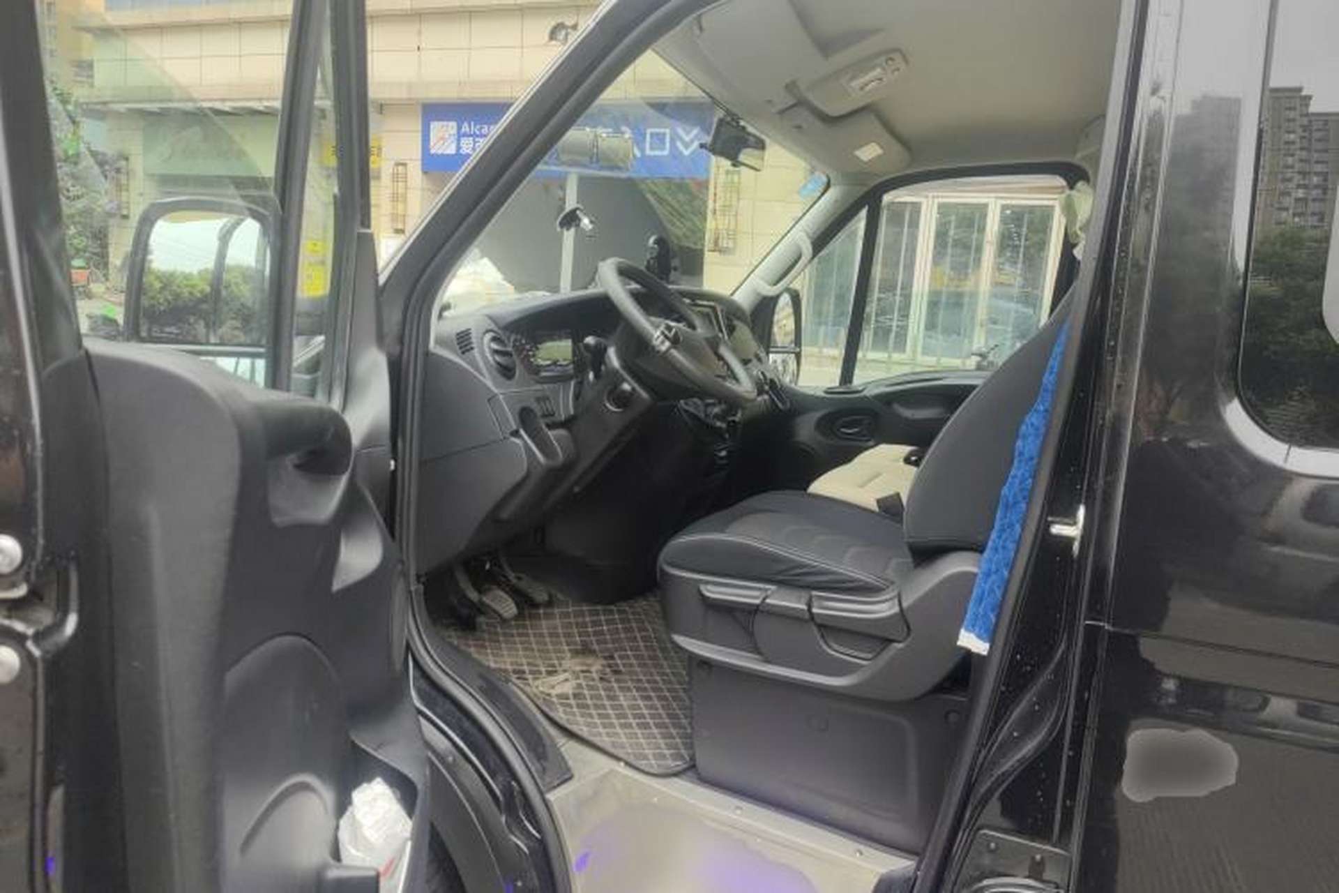 Used Iveco Eurocargo 2021 2.0T Manual Super-Rui Short Wheelbase Low-Roof Side-Hinged Door F1A Driver Seat