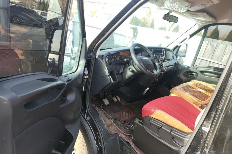 Used Iveco Eurocargo 2021 2.0T Manual Super-Rui Short Wheelbase High-Roof Side-Sliding Door F1A Driver Seat