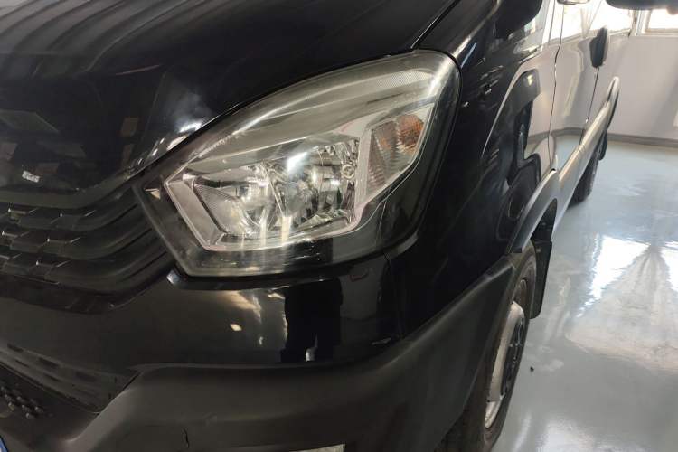Used Iveco Eurocargo 2021 2.0T Manual Super-Rui Short Wheelbase Low-Roof Side-Hinged Door F1A Left Front Headlight