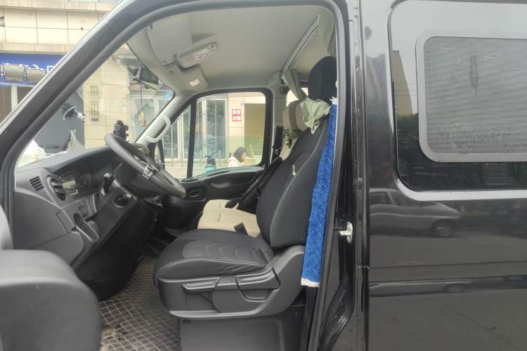 Used Iveco Eurocargo 2021 2.0T Manual Super-Rui Short Wheelbase Low-Roof Side-Hinged Door F1A Left Front Seat