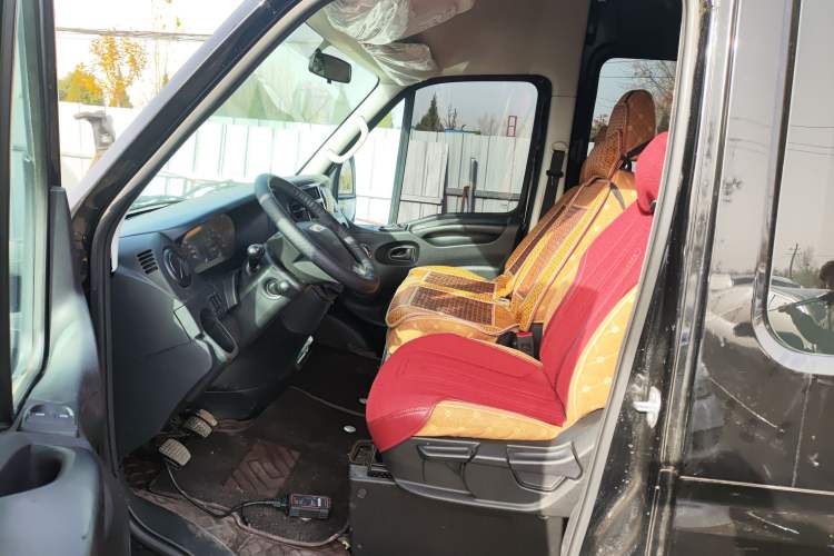 Used Iveco Eurocargo 2021 2.0T Manual Super-Rui Short Wheelbase High-Roof Side-Sliding Door F1A Left Front Seat