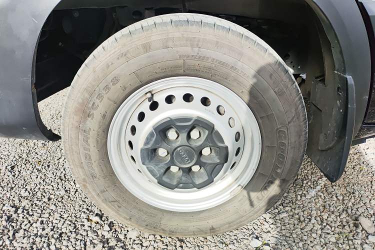 Used Iveco Eurocargo 2021 2.0T Manual Super-Rui Short Wheelbase High-Roof Side-Sliding Door F1A Left Front Wheel Hub