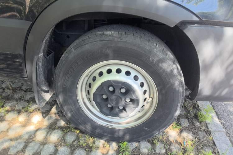 Used Iveco Eurocargo 2021 2.0T Manual Super-Rui Short Wheelbase Low-Roof Side-Hinged Door F1A Right Front Wheel Hub