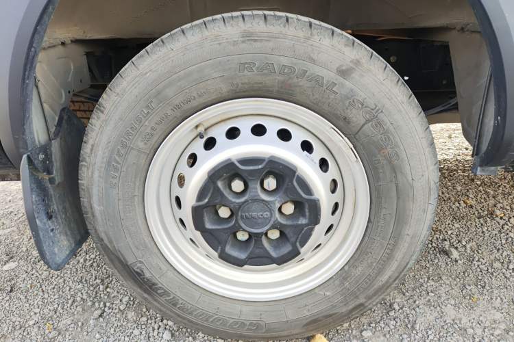 Used Iveco Eurocargo 2021 2.0T Manual Super-Rui Short Wheelbase High-Roof Side-Sliding Door F1A Right Rear Wheel Hub