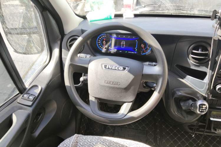 Used Iveco Eurocargo 2021 2.0T Manual Super Rui Long Wheelbase Short Overhang High Roof Side-Sliding Door F1A Steering Wheel