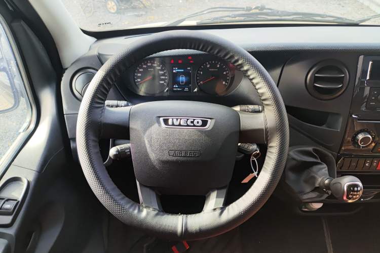 Used Iveco Eurocargo 2021 2.0T Manual Super-Rui Short Wheelbase High-Roof Side-Sliding Door F1A Steering Wheel