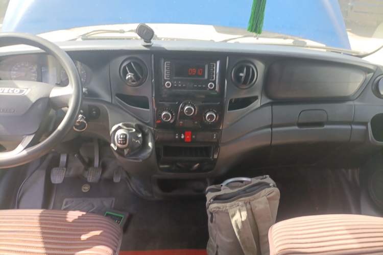 Used Iveco Eurocargo 2021 2.0T Manual Super Rui Short Wheelbase High-Roof Manual Door F1A Audio And AC Panel