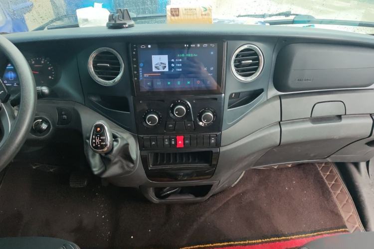 Used Iveco Eurocargo 2021 3.0T Automatic Chao Rui Short Wheelbase Low-Roof Side-Sliding Door F1C Audio And AC Panel