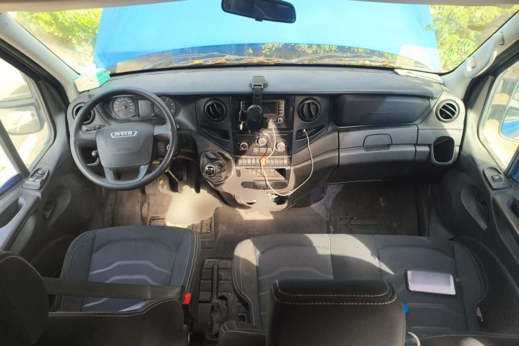 Used Iveco Eurocargo 2021 2.0T Manual Super-Rui Short Wheelbase High-Roof Side-Sliding Door F1A Center Console