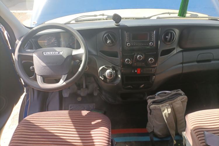 Used Iveco Eurocargo 2021 2.0T Manual Super Rui Short Wheelbase High-Roof Manual Door F1A Center Console