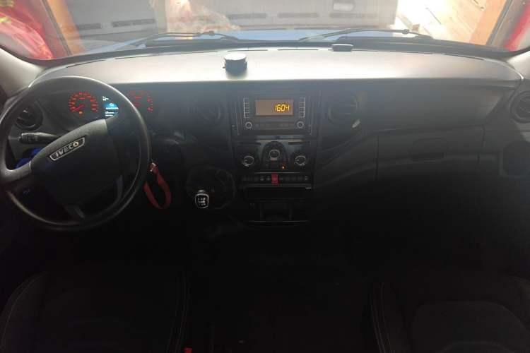 Used Iveco Eurocargo 2021 2.0T Manual Super Rui Long Wheelbase Short Overhang High Roof Side-Sliding Door F1A Center Console