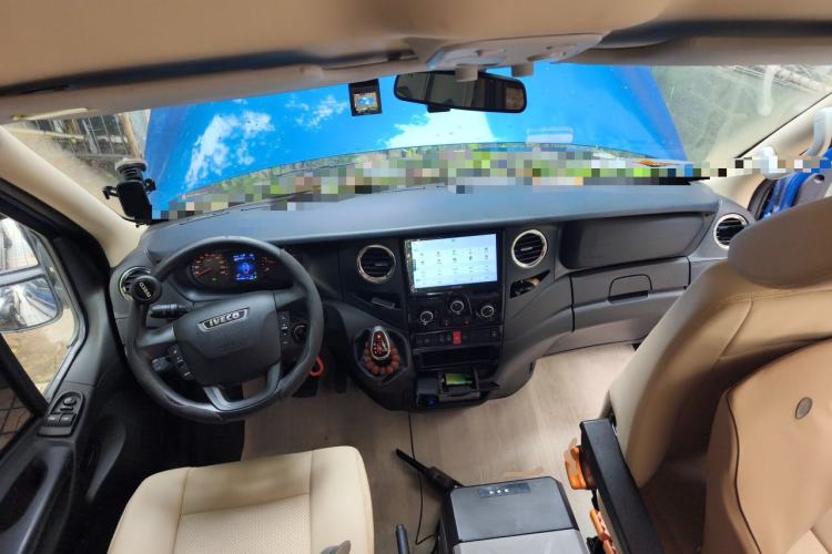 Used Iveco Eurocargo 2021 3.0T Automatic Yunrui Short-Wheelbase High-Roof Side-Sliding Door F1C Center Console