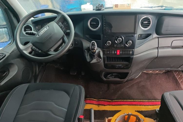 Used Iveco Eurocargo 2021 3.0T Automatic Chao Rui Short Wheelbase Low-Roof Side-Sliding Door F1C Center Console