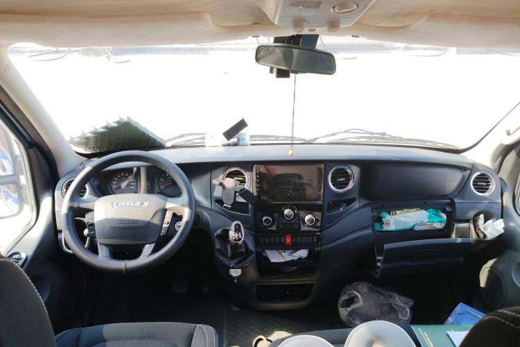 Used Iveco Eurocargo 2021 3.0T Automatic Chaorui Short Wheelbase High-Roof Side-Sliding Door F1C Center Console