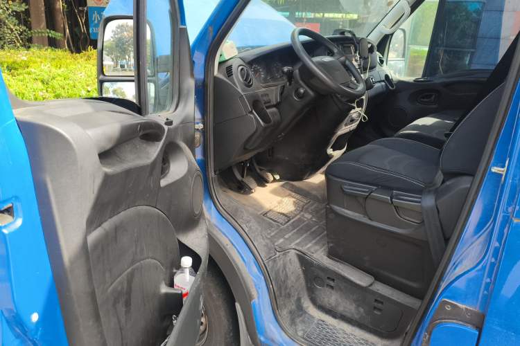 Used Iveco Eurocargo 2021 2.0T Manual Super-Rui Short Wheelbase High-Roof Side-Sliding Door F1A Driver Seat