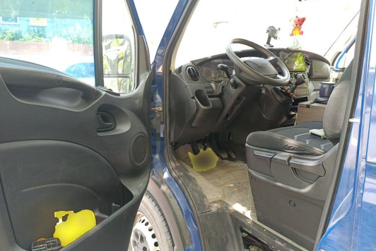 Used Iveco Eurocargo 2021 2.0T Manual Super-Rui Short Wheelbase High-Roof Side-Sliding Door F1A Driver Seat