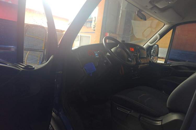 Used Iveco Eurocargo 2021 2.0T Manual Super Rui Long Wheelbase Short Overhang High Roof Side-Sliding Door F1A Driver Seat
