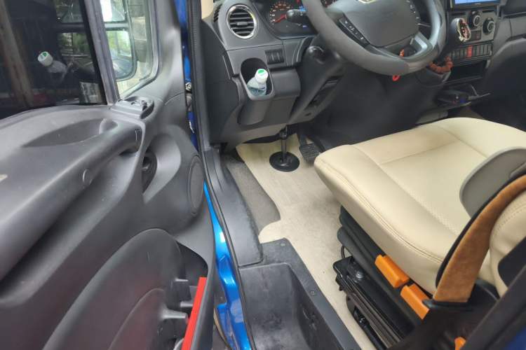 Used Iveco Eurocargo 2021 3.0T Automatic Yunrui Short-Wheelbase High-Roof Side-Sliding Door F1C Driver Seat
