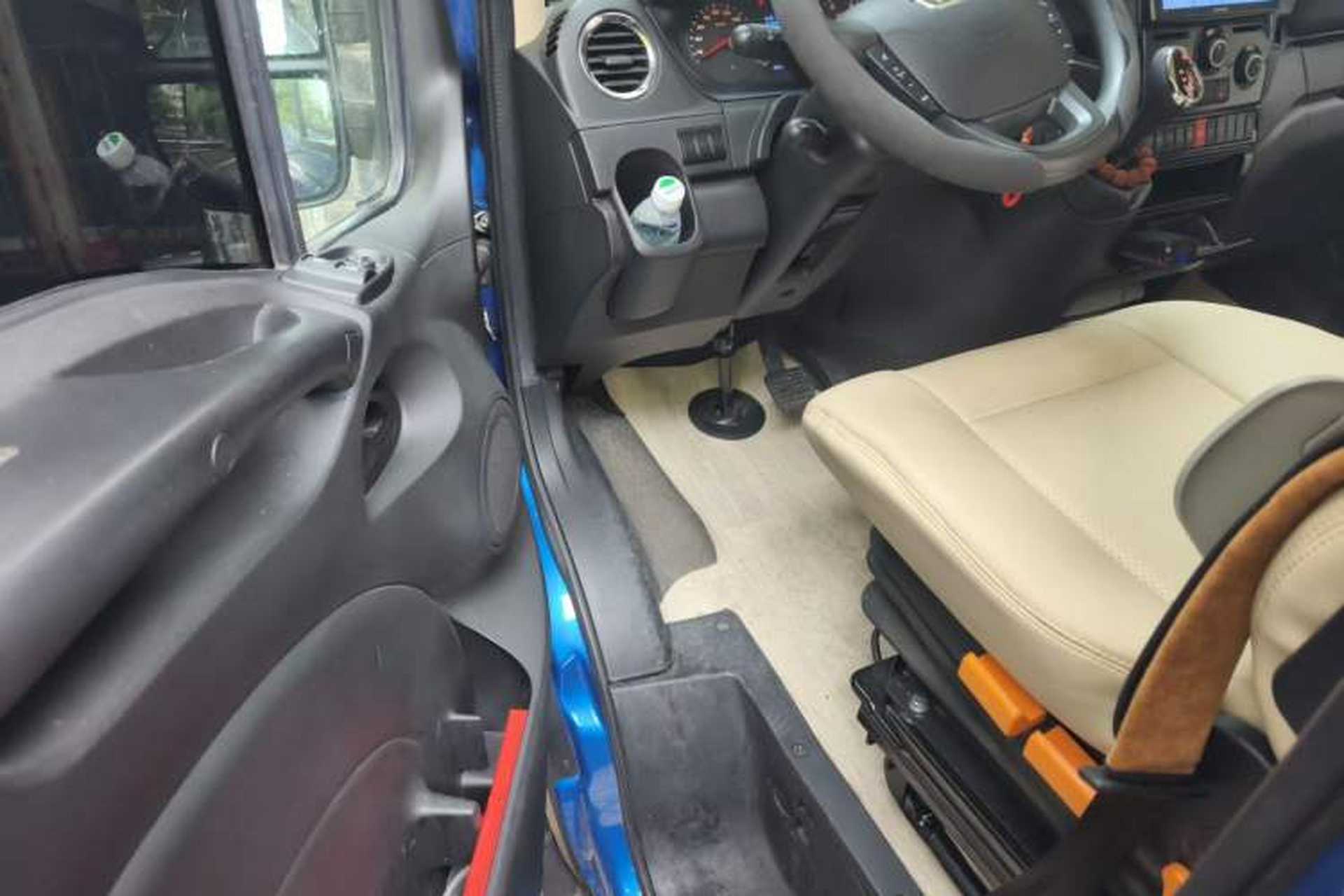 Used Iveco Eurocargo 2021 3.0T Automatic Yunrui Short-Wheelbase High-Roof Side-Sliding Door F1C Driver Seat