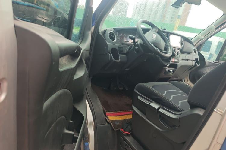Used Iveco Eurocargo 2021 3.0T Automatic Chao Rui Short Wheelbase Low-Roof Side-Sliding Door F1C Driver Seat