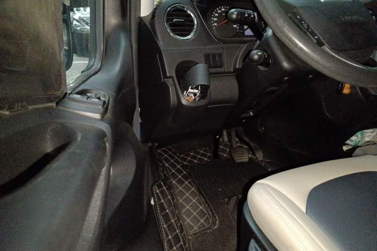 Used Iveco Eurocargo 2021 3.0T Automatic Chaorui Short Wheelbase High-Roof Manual Door F1C Driver Seat