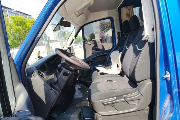 Used Iveco Eurocargo 2021 3.0T Automatic Chaorui Short Wheelbase High-Roof Side-Sliding Door F1C Driver Seat