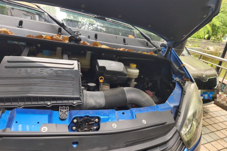 Used Iveco Eurocargo 2021 3.0T Automatic Yunrui Short-Wheelbase High-Roof Side-Sliding Door F1C Engine Bay Left