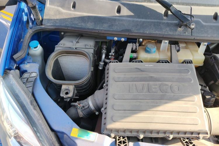 Used Iveco Eurocargo 2021 3.0T Automatic Chaorui Short Wheelbase High-Roof Side-Sliding Door F1C Engine Bay Right