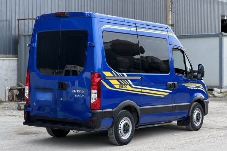 Used Iveco Eurocargo 2021 3.0T Automatic Chaorui Short Wheelbase High-Roof Side-Sliding Door F1C Exterior 2