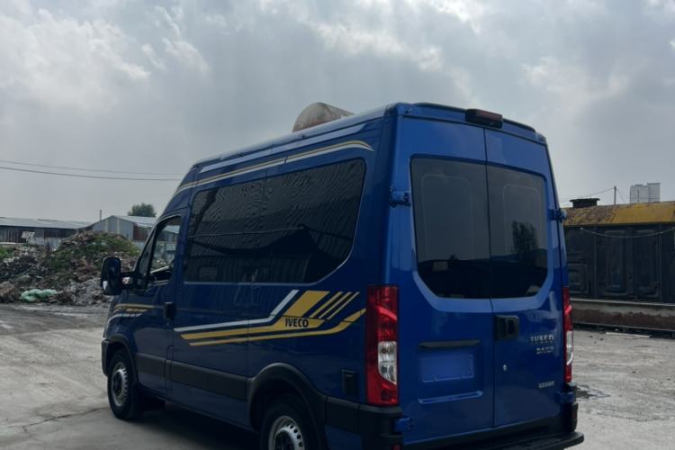 Used Iveco Eurocargo 2021 3.0T Automatic Chaorui Short Wheelbase High-Roof Side-Sliding Door F1C Exterior 5