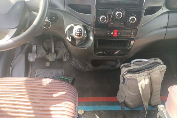 Used Iveco Eurocargo 2021 2.0T Manual Super Rui Short Wheelbase High-Roof Manual Door F1A Gear Lever