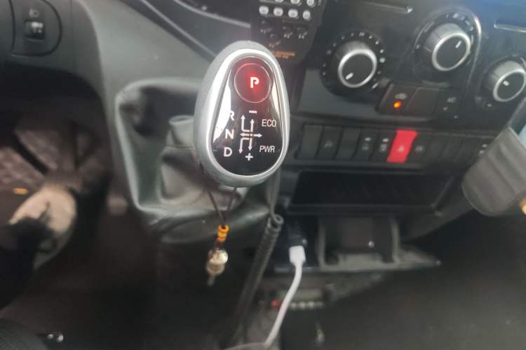 Used Iveco Eurocargo 2021 3.0T Automatic Chaorui Long Wheelbase Short Overhang Low Roof Side-Hinged Doors F1C Gear Lever