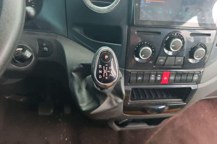 Used Iveco Eurocargo 2021 3.0T Automatic Chao Rui Short Wheelbase Low-Roof Side-Sliding Door F1C Gear Lever