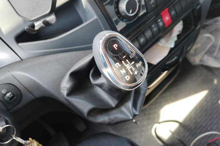 Used Iveco Eurocargo 2021 3.0T Automatic Chaorui Short Wheelbase High-Roof Side-Sliding Door F1C Gear Lever