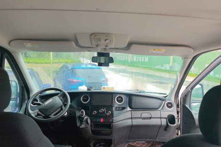 Used Iveco Eurocargo 2021 3.0T Automatic Chao Rui Short Wheelbase Low-Roof Side-Sliding Door F1C Headliner