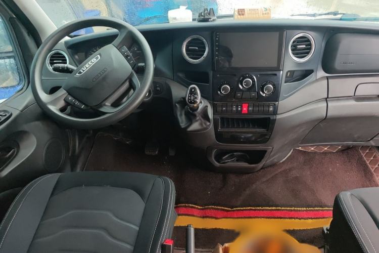 Used Iveco Eurocargo 2021 3.0T Automatic Chao Rui Short Wheelbase Low-Roof Side-Sliding Door F1C Interior 2