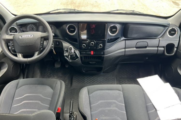 Used Iveco Eurocargo 2021 3.0T Automatic Chaorui Short Wheelbase High-Roof Side-Sliding Door F1C Interior 2