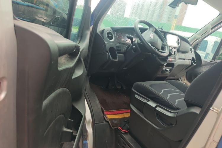 Used Iveco Eurocargo 2021 3.0T Automatic Chao Rui Short Wheelbase Low-Roof Side-Sliding Door F1C Interior 3