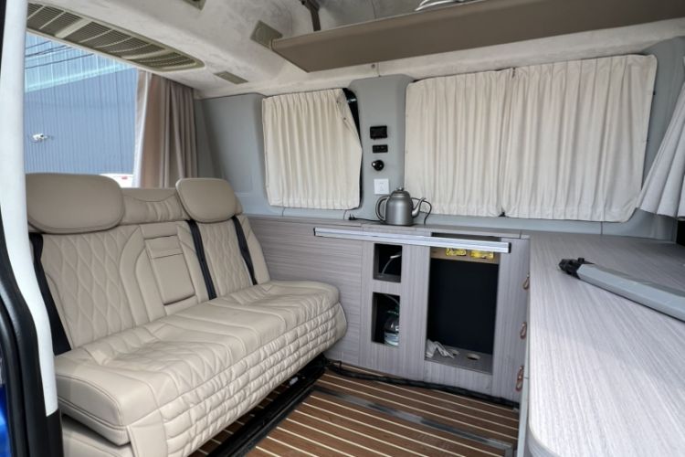 Used Iveco Eurocargo 2021 3.0T Automatic Chaorui Short Wheelbase High-Roof Side-Sliding Door F1C Interior 4